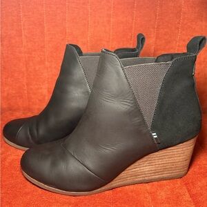 TOMS Kelsey Black Leather Wedge Ankle Bootie US 10 Pull On